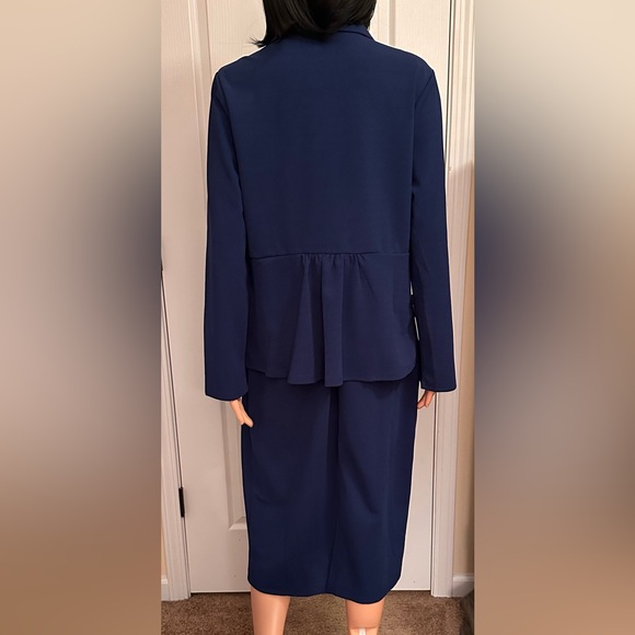 Royal navy two piece suit in a size XL.
Like new - Picture 3 of 9